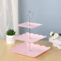 Présentoir à desserts rose à 3 niveaux en plastique avec bords festonnés élégants - Carré / Tige Argentée à 3 Niveaux / Rose