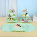 Vue détaillée des présentoirs à gâteaux et plateaux vert menthe pour anniversaires - Support carré gaufré avec plateau rond / 2 Présentoirs À Étages Et 3 Plateaux / Vert menthe