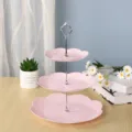 Présentoir à gâteaux rose à 3 niveaux avec bords festonnés et motifs en relief - Rond / Tige Argentée à 3 Niveaux / Rose