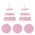 Vue détaillée du support à dessert rose à 3 étages en plastique et des assiettes. - 2 Ensembles de supports carrés à 3 étages avec tiges dorées roses + 3 plateaux ronds en dentelle roses