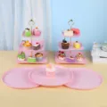 Élégant présentoir à gâteaux rose à trois niveaux et plateau à desserts pour mariages. - Support Carré Gaufré Avec Plateau Rond / 2 Présentoirs À Étages Et 3 Plateaux / Rose