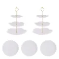 Vue détaillée de supports blancs à 3 niveaux avec trois assiettes rondes assorties. - 2 ensembles de présentoirs fleurs de cerisier à 3 niveaux avec tige dorée et 3 plateaux ronds en dentelle blancs