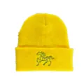 Nahaufnahme einer gelben Strickmütze mit minimalistischer Cartoon-Pferd-Stickerei im Detail - Gelb