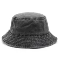 Detalle de sombrero de pescador en denim lavado oscuro con textura desgastada y costuras - Talla única / Negro