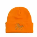 Detaillierte Ansicht der silbernen Pony-Stickerei auf dieser leuchtend orangefarbenen Mütze - Orangerot