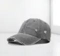 Detailansicht der Distressed-Textur und Risse auf einer grau gewaschenen Baseballkappe. - Einheitsgröße(Einstellbar) / Hellgrau