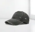 Detail einer verwaschenen Baseballkappe aus Baumwolle mit Vintage-Löchern - Einheitsgröße(Einstellbar) / Armeegrün
