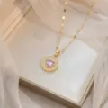 Primo piano dettagliato di una collana d'oro con pendente in zircone rosa a forma di cuore. - X1003 / Cuore Rosa