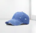 Nahaufnahme einer blauen, gewaschenen Denim-Baseballkappe im Vintage-Look mit Rissen - Einheitsgröße(Einstellbar) / Saphirblau