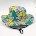 Retro-Sonnenhut im 90er-Jahre-Stil mit geometrischem Print, breiter Krempe und Kinnriemen - M (56-58cm) / Bunter Geometrischer Blockdruck