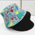 Detailansicht eines Wendewendeschlapphuts mit 90er Geometrie-Muster und Schwarz - Einheitsgröße / 90er Jahre Retro Geometrisch (12)