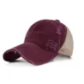 Detailansicht der Löcher und Netzstruktur auf einer weinroten Baseballkappe - Erwachsene (55-60cm) / Burgunderrot
