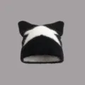 Gemütliche schwarze Strickmütze aus Kunstnerz mit weißem Stern und Katzenohren-Stil - Einheitsgröße / Schwarz