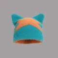 Detailaufnahme der blau-orangen Strickmütze mit Katzenohren und Sternmuster - Einheitsgröße / Seeblau