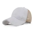 Detailansicht einer weißen Distressed-Baseballkappe mit beigem Mesh-Rücken für Outdoor-Stil. - Erwachsene (55-60cm) / Weiß