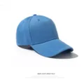Detaillierte Nahaufnahme einer klassischen blauen Baseballkappe aus Baumwolle mit gebogenem Schirm. - 55-60cm / Himmelblau
