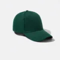 Seitenansicht einer dunkelgrünen, einfarbigen Baseballkappe aus Baumwolle - 55-60cm / Dunkelgrün
