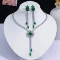 Vue détaillée de la parure de bijoux à fleurs en zircon vert émeraude et glands - Vert Émeraude (PJ-237)