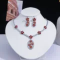 Vue détaillée d'un élégant ensemble collier et boucles d'oreilles fleur en zircon - Rouge et Orange (PJ-217)