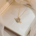 Primer plano del colgante de corazón dorado con circonitas de colores y flecha. - Corazón de Cupido con Circonia de Colores (X0849) / Dorado