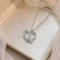 Elegante primer plano de un colgante de collar de plata en forma de corazón con circonitas - Estilo Colgante 3D Corazón (X0902)