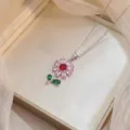 Vue détaillée d'un élégant collier avec pendentif fleur en zircons roses et rouges - Fleur Violet Acier (X1938)