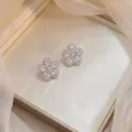 Vue détaillée de boucles d'oreilles fleur en argent avec de la zircone claire - Fleur d'Argent (E0190)