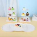 Vue détaillée des présentoirs à gâteaux blancs à plusieurs étages et des plateaux ronds - Support Carré Gaufré Avec Plateau Rond / 2 Présentoirs À Étages Et 3 Plateaux / Blanc