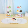 Présentoir à cupcakes à 3 niveaux blanc et plateaux pour tables de desserts mariage - Support Rond Gaufré Avec Plateau Rond / 2 Présentoirs À Étages Et 3 Plateaux / Blanc