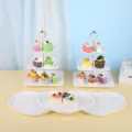 Élégant serviteur muet blanc à 3 niveaux et assiettes à dessert en forme de cœur - Support Carré Gaufré (Tige Dorée) Avec Plateau En Cœur / 2 Présentoirs À Étages Et 3 Plateaux / Blanc