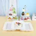 Présentoir à gâteaux blanc à 3 niveaux de style européen et plateau à dessert dentelle chic - Support Carré À Rayures Avec Plateau Carré En Dentelle / 2 Présentoirs À Étages Et 3 Plateaux / Blanc