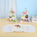 Élégant présentoir à gâteaux blanc de style européen pour tables de desserts de mariage - Présentoir À 3 Niveaux Gaufré À Bord Doré Avec Plateau Rond / Ensemble De 5 Pièces (2 Ensembles De Présentoirs À 3 Niveaux + 3 Plateaux) / Blanc