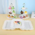 Plateau à dessert blanc de style européen avec bords en dentelle pour gâteaux - Support à 3 Niveaux Gaufré Rond avec Plateau Carré en Dentelle (Tige Dorée) / Ensemble De 5 Pièces (2 Ensembles De Présentoirs À 3 Niveaux + 3 Plateaux) / Blanc