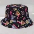 Detailansicht des farbenfrohen 90er-Jahre-Retro-Geometriemusters auf einem Anglerhut - Einheitsgröße / Geometrischer Druck (1)