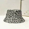 Stilvoller Fischerhut mit Leopardenmuster bietet Sonnenschutz in dieser SKU-Variante - Heller Leoparden Druck