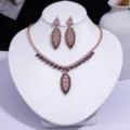 Parure de collier et boucles d'oreilles en zircone rose et violette sur buste de bijoux. - Style Marquise Rose et Violet (PJ-197)