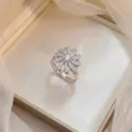 Vue détaillée d'une bague fleur rotative avec des zircons micro-pave scintillants. - Bague Fleur Rotative (J0351) / Argent