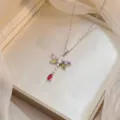 Vue détaillée d'un collier argenté orné d'un pendentif libellule en zircons multicolores éclatants. - Style Libellule Colorée Tons Argentés (X0686--2)