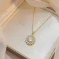 Nahaufnahme einer rotierenden goldenen Sonnenblumenkette mit Zirkonia-Kristallen - Sonnenblumen-Stil (X0987)