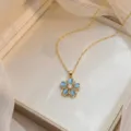 Detailansicht der drehbaren Sonnenblumen-Halskette mit blauen Blütenblättern und Zirkonia - Opal Sonnenblumen-Stil (X2327)