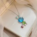 Vue détaillée d'un collier pendentif lapin avec des zircons bleus, verts et rouges - Style Lapin Argenté Avec Sac (X0649--2)