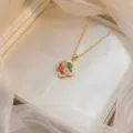 Collier fleur rotative doré élégant avec zircons colorés dans une jolie boîte cadeau - Collier Rotatif en Strass Quatre Couleurs (X0623)