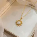 Elegante goldene Sonnenblumenkette mit Zirkonia-Besatz auf einem weißen Display - Gebürsteter Sonnenblumen-Stil (X0561-2) / Gold