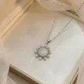 Elegante drehbare Sonnenblumen-Halskette mit funkelnden Zirkonia-Kristallen in Silberoptik - Drehbarer Sonnenblumen-Stil (X0561-3) / Silber