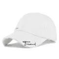 Nahaufnahme der weißen Distressed-Basecap mit schwarzem Stickdetail auf dem Schirm. - Verwitterte Baseballkappe (20240229) / Weiß