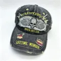 Distressed schwarze Denim-Baseballkappe mit geflügeltem Totenkopf-Patch und gelber Stickerei - Einheitsgröße(55-60cm) / Schwarzer Totenkopf
