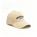 Detaillierte Ansicht einer beigen Baseballkappe mit schwarzer Brooklyn-Stickerei - Verstellbar / BROOKLYN 1631 Bestickter Stil / Beige