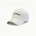 Detailaufnahme einer weißen Baumwoll-Baseballkappe mit schwarzer GATHERING-Stickerei - Verstellbar / GATHERING Bestickter Stil / Weiß