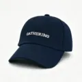 Marineblaue Baseballkappe mit weißer 'GATHERING'-Stickerei auf weißem Hintergrund - Verstellbar / GATHERING Bestickter Stil / Dunkelblau