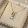Gros plan détaillé d'un collier lapin en zircon scintillant dans un coffret cadeau - Lapin Blanc (X0372-2)